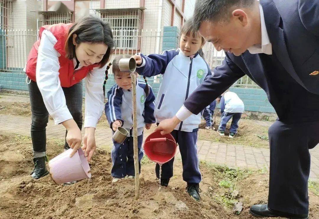 可爱！他们“小手牵小手”为校园添“绿”→(图2)