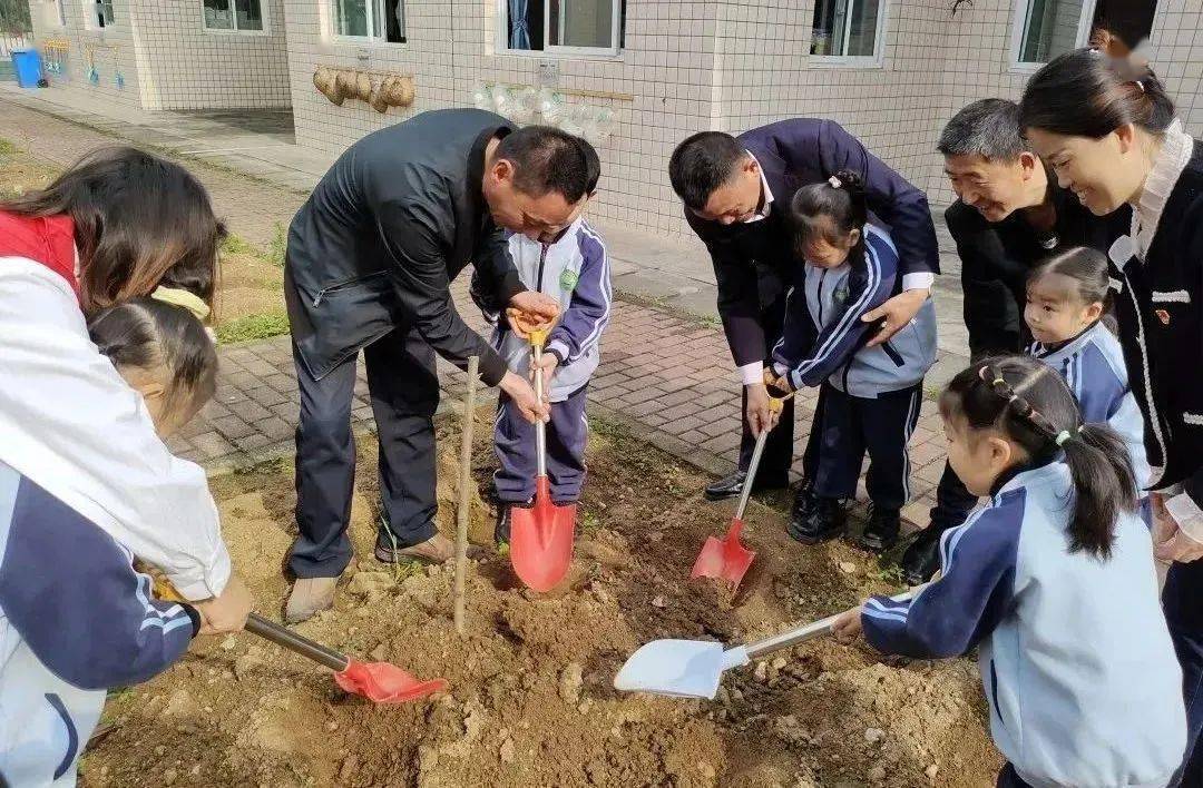 可爱！他们“小手牵小手”为校园添“绿”→(图1)